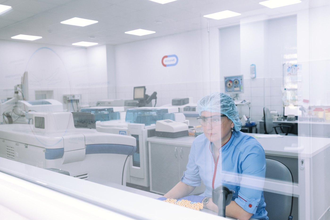 A scientist working with modern equipment in a modern laboratory (CC0, Esculab) — the exactness culture behind the QuantMedi dosage calculator by Panacea Bio Chem and Bogdan Dicoias